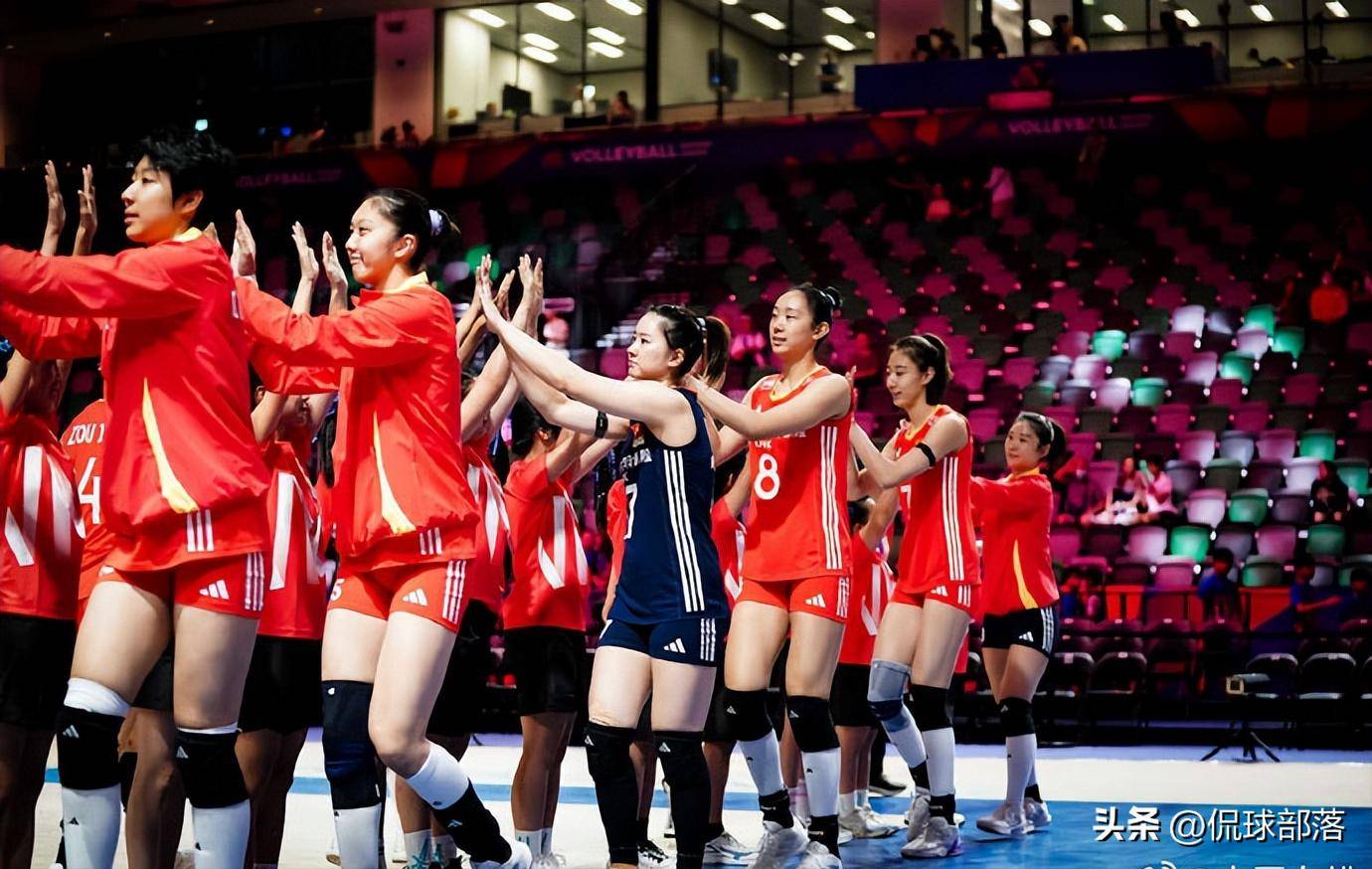 中国女排强势横扫恒大晋级半决赛，状态火热！